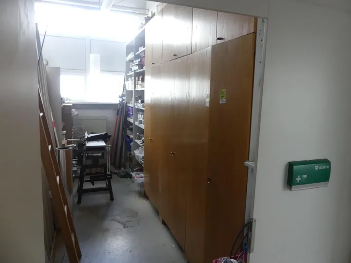 3x Schrank, 1x Regal ohne Inhalt